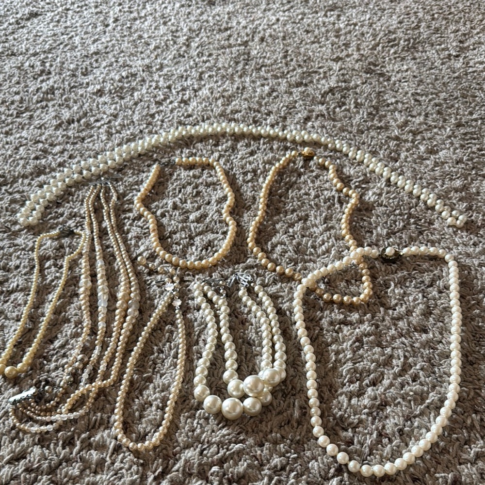 8 faux Pearl Necklaces